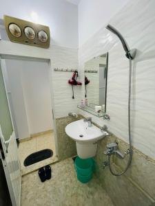 海防GM Homestay的一间带水槽和淋浴的浴室