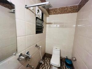 巴特那Hotel Mani International的一间带卫生间和淋浴的小浴室