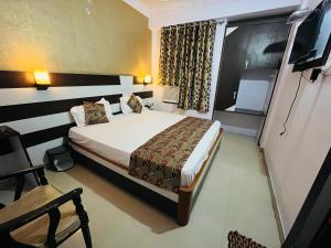 巴特那Hotel Mani International的酒店客房设有床和窗户。