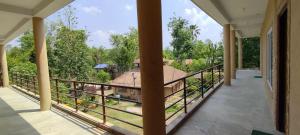 Bardiyā巴蒂亚丛林度假村的房屋的阳台享有风景。