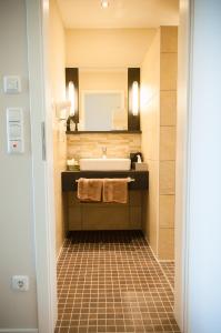 绿色花环酒店的一间浴室