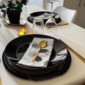 阿列日河畔的塔拉斯孔Beau petit appartement au coeur de l'ariege.的一张桌子,上面有黑盘,上面有勺子