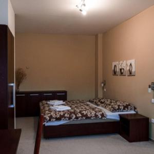 奥帕瓦Hotel Belaria Resort的卧室配有一张床
