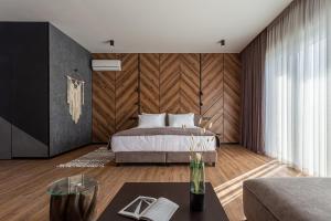 布克维Didukh Eco Hotel&Spa的一间卧室设有一张床和木墙