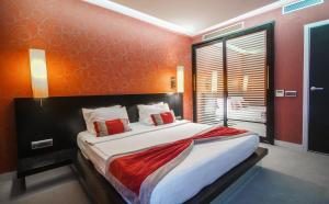 伊斯坦布尔Vernazza Suites Hotel的一间卧室设有一张带红色墙壁的大床