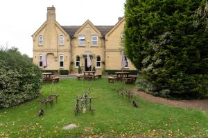 斯利福德The Finch Hatton Arms的院子里带野餐桌和椅子的房子