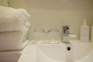 LeverburghGrimisdale Guest House的浴室设有水槽,上面有两杯玻璃
