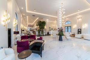 蒂米什瓦拉ZET Hotel的大堂配有白色家具和紫色椅子