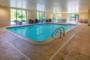 中央谷地哈里曼伍德伯里汉普顿酒店的大楼内一个带滑梯的大型游泳池
