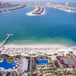 迪拜迪拜棕榈岛华尔道夫酒店的享有海滩空中美景和度假胜地