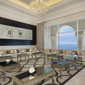 迪拜迪拜棕榈岛华尔道夫酒店的带沙发和桌子的客厅以及吊灯。