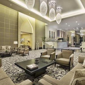 迪拜迪拜棕榈岛华尔道夫酒店的带沙发和桌子的大客厅