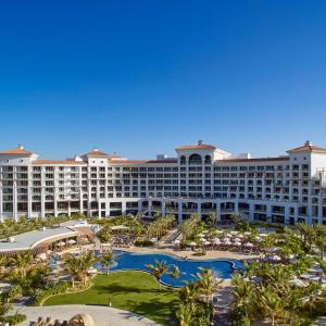 迪拜迪拜棕榈岛华尔道夫酒店的一座带游泳池和度假村的大型酒店