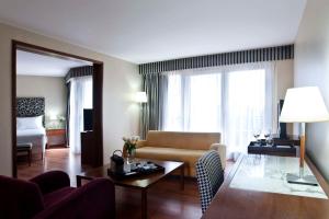 科尔多瓦科尔多瓦全景NH酒店的客厅配有沙发和桌子