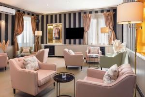 尼斯尼斯布莱斯花园贝斯韦斯特优质酒店的带沙发、椅子和电视的客厅