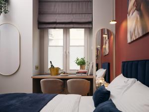 罗兹Hidden Garden Apartments的一间卧室配有一张床、一张桌子和一个窗户。