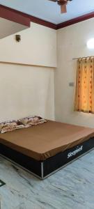 JagdalpurSangeeta's Homestay的一张位于房间的床,房间有防过敏
