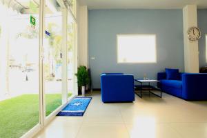 卡塔海滩Kata Sea Host的客厅配有蓝色的沙发和桌子