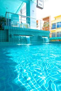 卡塔海滩Kata Sea Host的大楼内的一个蓝色海水游泳池