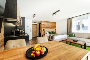 施卢赫湖Black Forest Luxury Apartment Bärenhöhle mit Sauna的一间房间,桌子上放着一碗水果