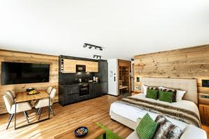 施卢赫湖Black Forest Luxury Apartment Bärenhöhle mit Sauna的一间卧室配有一张床铺和一张桌子,还设有一间厨房