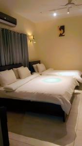 卡拉奇The Elet Business Hotel的一间卧室配有一张大床,光线充足