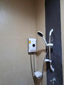 奥南海滩TG Apartment Aonang的浴室内配有淋浴头和电话