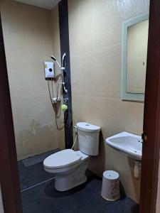 奥南海滩TG Apartment Aonang的一间带卫生间和水槽的浴室