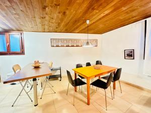 巴鲁尔拉BA12 IMMOVALL BARRUERA的一间设有木制天花板和桌椅的用餐室
