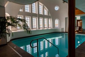 韦斯特维克Slottsholmen Hotell och Restaurang的一座带大窗户的房屋内的游泳池