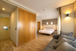 图德拉圣玛丽亚酒店的客厅配有沙发和1张床