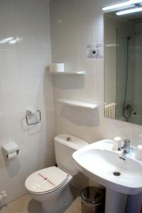 博尔塔纳Hotel Boltaña Ordesa的白色的浴室设有卫生间和水槽。