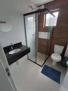 邦比尼亚斯Residencial Brisa do Mar的带淋浴、卫生间和盥洗盆的浴室