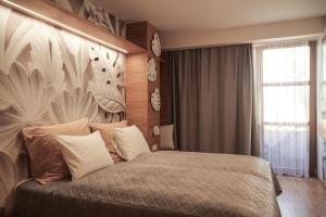 兹林Pár pokojů microhotel的卧室配有一张挂着花壁画的床。