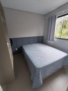 邦比尼亚斯Residencial Brisa do Mar的一间小卧室,配有床和窗户