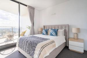 悉尼The Occidental Pearl的一间卧室设有一张床和一个大窗户