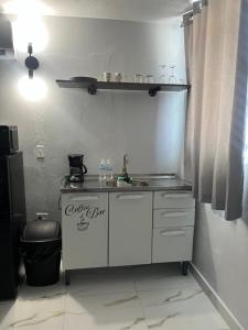 圣伊萨贝尔Molino’s House 4的厨房配有水槽和台面