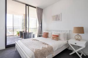 悉尼The Occidental Pearl的白色的卧室设有床和大窗户