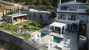 阿齐亚佩拉加"BlueVedere" Sea View Luxury Villa的享有带游泳池的房屋的空中景致