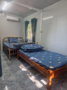 金兰Thanh Nhi Homestay的带窗户的客房内设有两张单人床。