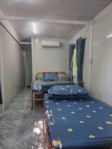 金兰Thanh Nhi Homestay的一间带两张床的卧室,位于一个天花板的房间