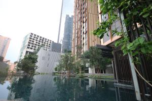 吉隆坡Lucentia Residence by EAS Maju property的一座城市中一座水池,有建筑