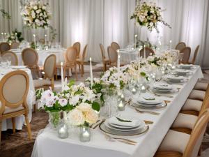 伦敦The Westin London City的客房内的长桌,带白色花卉