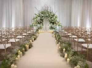 伦敦The Westin London City的婚礼过道,有白色的花朵和蜡烛