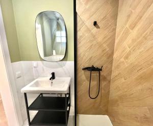 法鲁Casa Diogo的一间带水槽和镜子的浴室