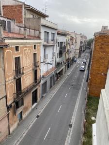 伊瓜拉达Apartamento en el centro的城市中一条空荡荡的街道,有建筑