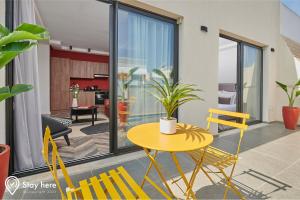 拉巴特Stayhere Rabat - Agdal 4 - Hotel的客厅配有黄色的桌子和椅子