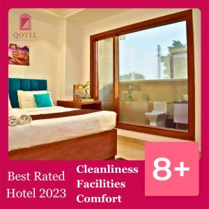 新德里Qotel Hotel Ashok Vihar Couple Friendly的一张海报,一间酒店客房,配有一张床和一个窗口