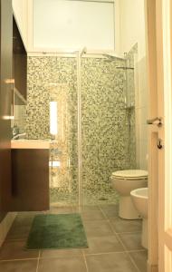 米兰Civico 37 Casa Vacanze Porta Romana的带淋浴、卫生间和盥洗盆的浴室