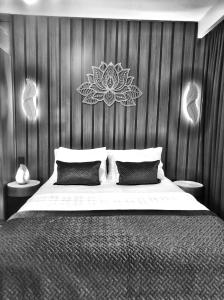 伊斯坦布尔SABIHA GOKCEN HOTEL İSTANBUL HOUSES的一间卧室设有一张带木墙的大床